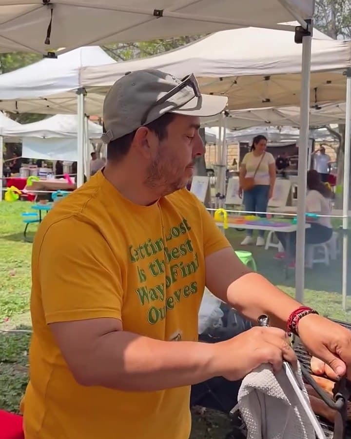 Productor atendiendo su parrilla en Mercado CEIBA